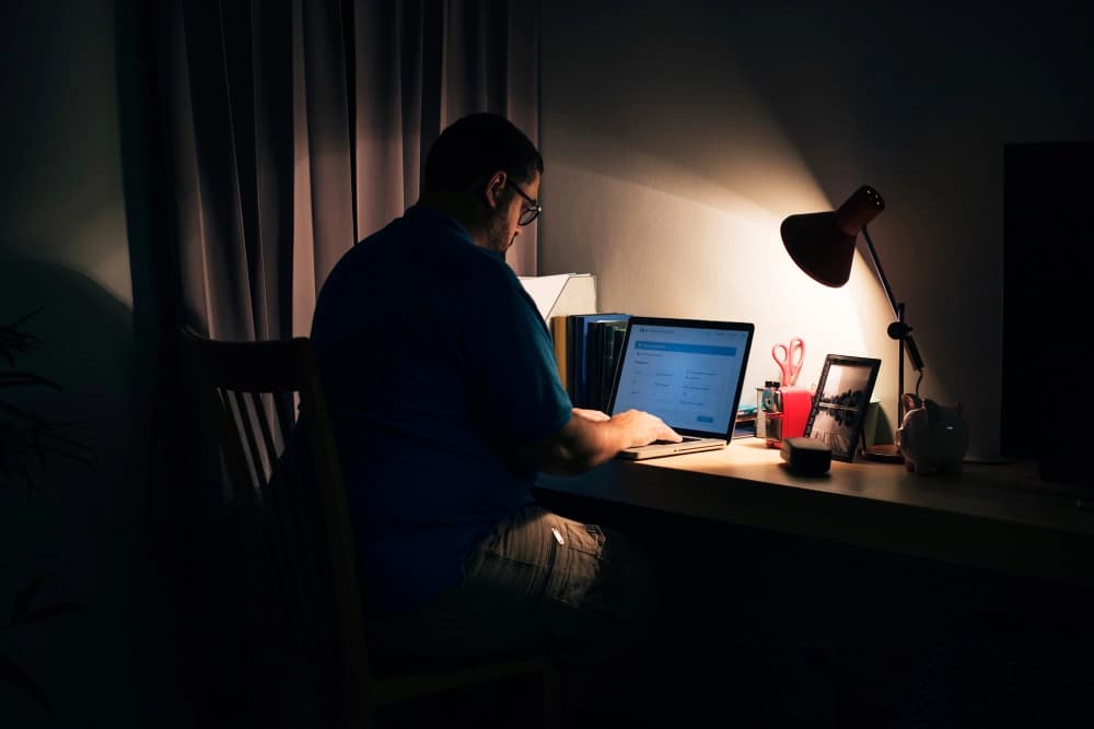 Odlučan programer radi kasno u noć sa više monitora
